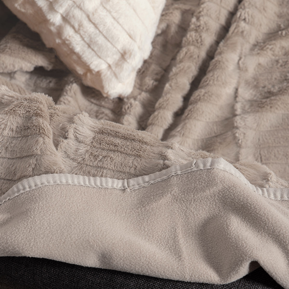 Ριχτάρι Πολυθρόνας Γούνινο (180X180) Silk Fashion Stripe Beige Λευκά Είδη Σαλονιού Ριχτάρια Καναπέ Γούνινα Spitishop