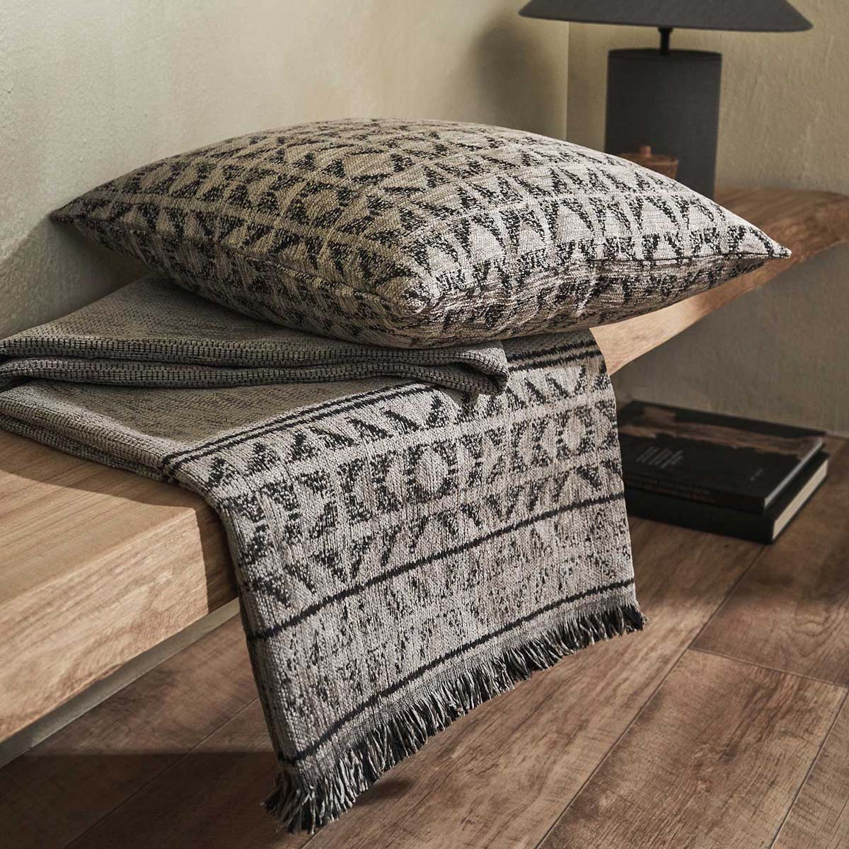 Ριχτάρι Καναπέ Διθέσιου (180X250) Gofis Home Indira Ash Beige Black 258 13 Λευκά Είδη Σαλονιού Ριχτάρια Χειμερινά Spitishop