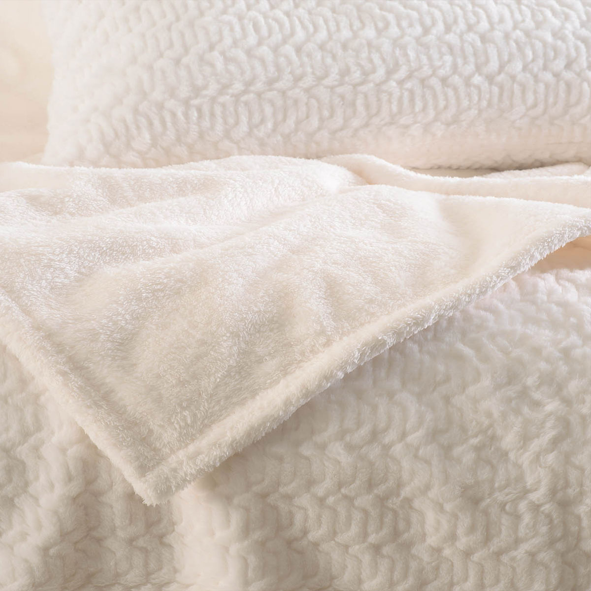 Κουβέρτα Fleece Υπέρδιπλη με Γουνάκι (220X240) + Διακοσμητικές Μαξιλαροθήκες (Σετ) Rythmos Bliss Λευκό Λευκά Είδη Κρεβατοκάμαρας Κουβέρτες Υπέρδιπλες 