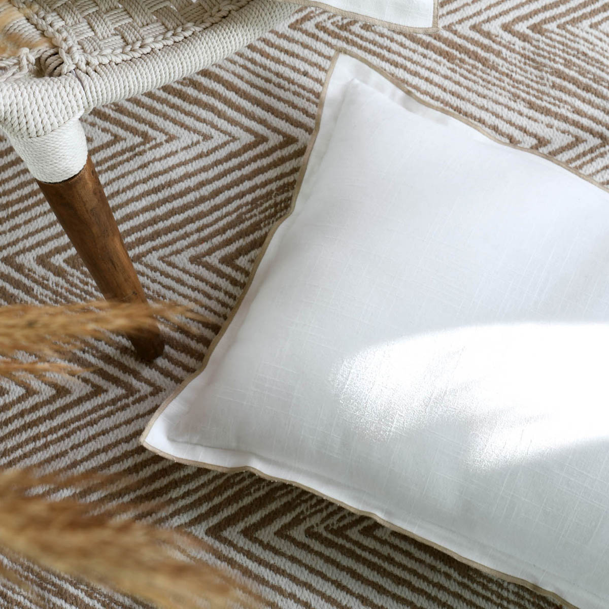 Διακοσμητικό Μαξιλάρι (45X45) S-F Helios White C2D092005 Λευκά Είδη Σαλονιού Μαξιλάρια Διακοσμητικά Τετράγωνα Spitishop