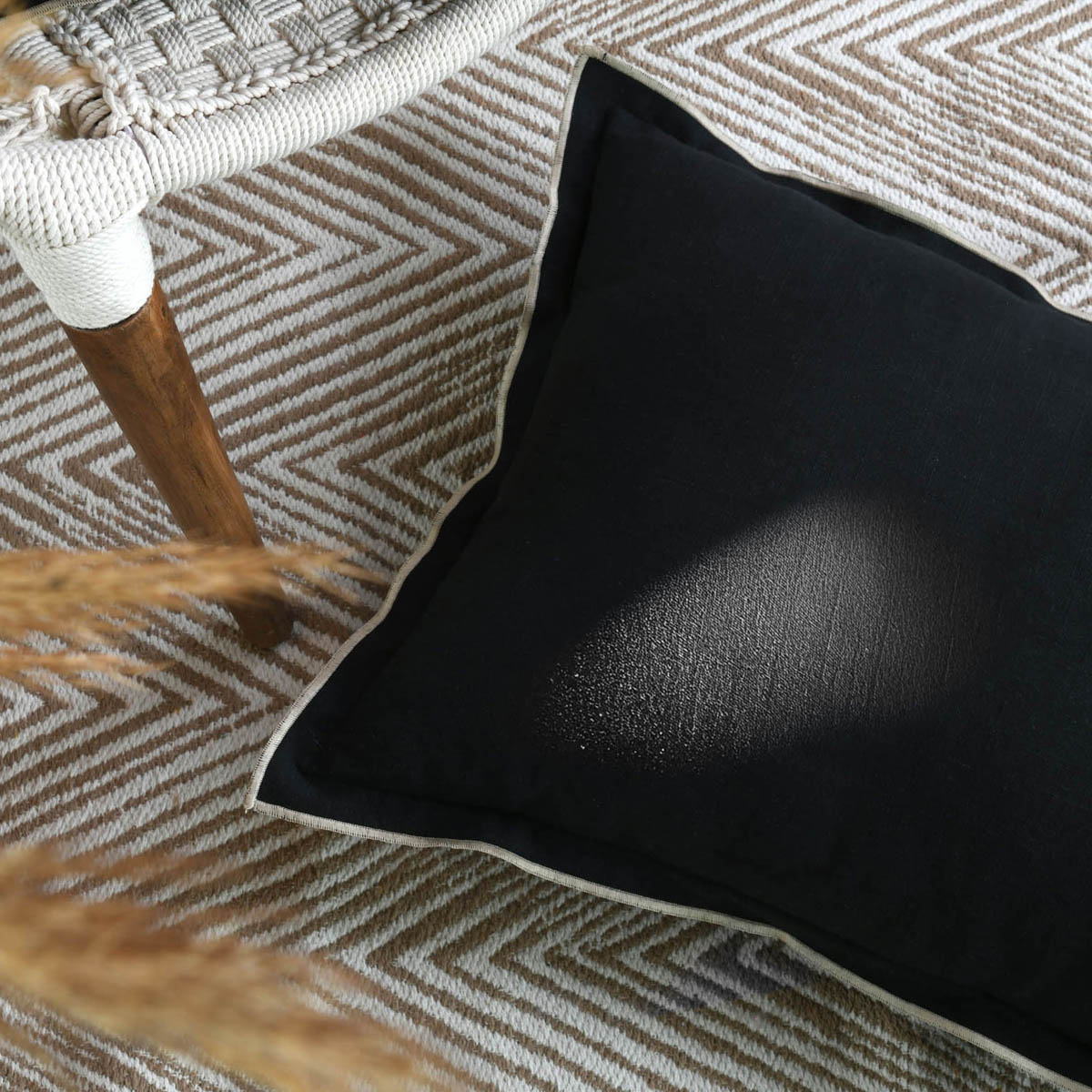 Διακοσμητικό Μαξιλάρι (45X45) S-F Helios Black C2D092006 Λευκά Είδη Σαλονιού Μαξιλάρια Διακοσμητικά Τετράγωνα Spitishop